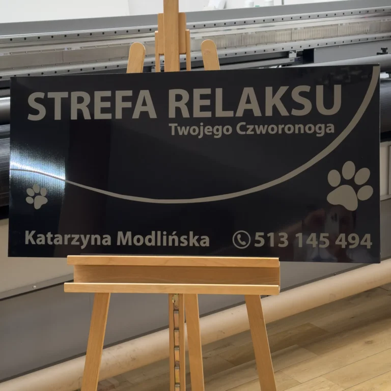 Szyld reklamowy UV na czarnym dibondzie z nadrukiem ozdobnym