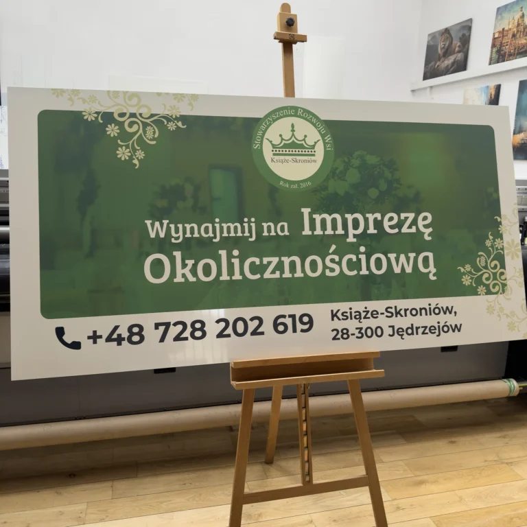 Szyld reklamowy UV na białym dibondzie z zielonym nadrukiem