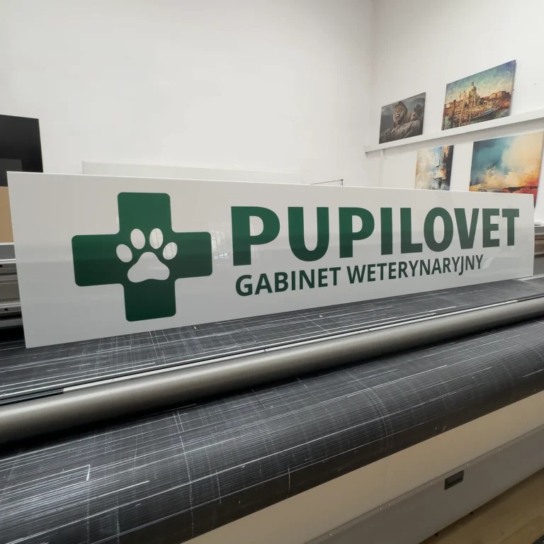 Szyld reklamowy UV na białym dibondzie z grafiką i tekstem