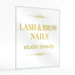 szyld plexi przezroczysta beauty studio złoty napis elegancki