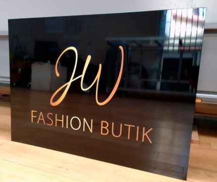 Szyld reklamowy Butik na czarnym Dibondzie