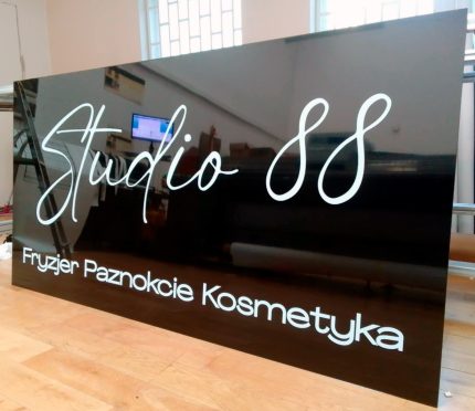 Szyld reklamowy Studio 88 - Czarny dibond