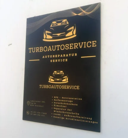 Reklamowa tablica UV z logo auta, nazwą TurboAutoService i listą usług