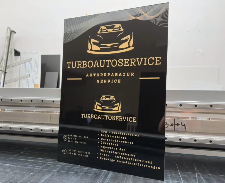 Tablica reklamowa na czarnym Dibondzie z logo i danymi warsztatu samochodowego