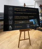 Informationsschild mit Werkstattleistungen, gefertigt aus Dibond mit UV-Druck