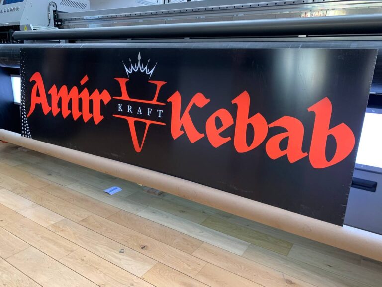 Reklamowy szyld – logo Amir Kebab czerwone na czarnym tle