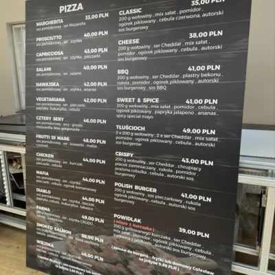 Duża tablica menu z białym nadrukiem UV na czarnej płycie Dibond – produkt gotowy do montażu