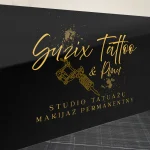Visualisierung des Schildes „Guzix Tattoo & PMU“ – schwarzer Dibond mit goldener Bedruckung