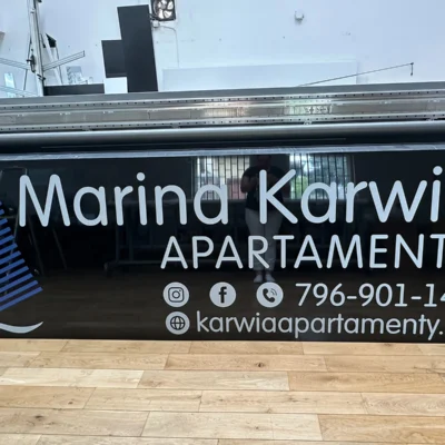 Marina Karwia Apartamenty – tablice i szyldy reklamowe