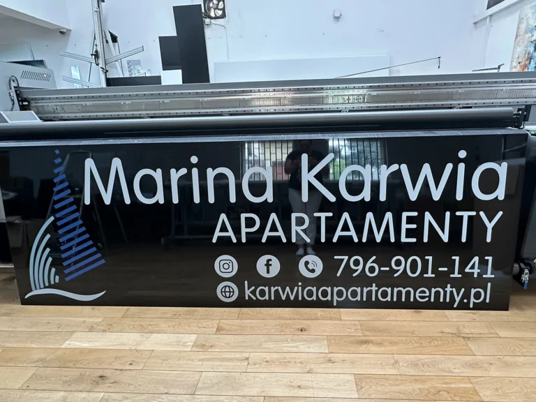 Marina Karwia Apartamenty – tablice i szyldy reklamowe