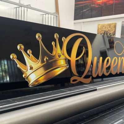 Queen Nails – złota korona, tablice i szyldy reklamowe