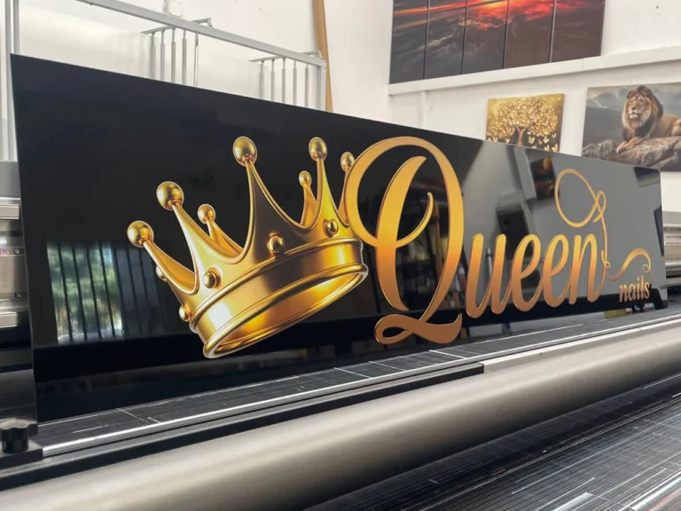 Queen Nails – złota korona, tablice i szyldy reklamowe