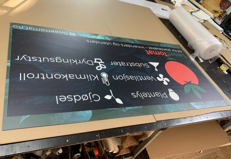 Sweet Tomat – grafika z pomidorem, tablice i szyldy reklamowe