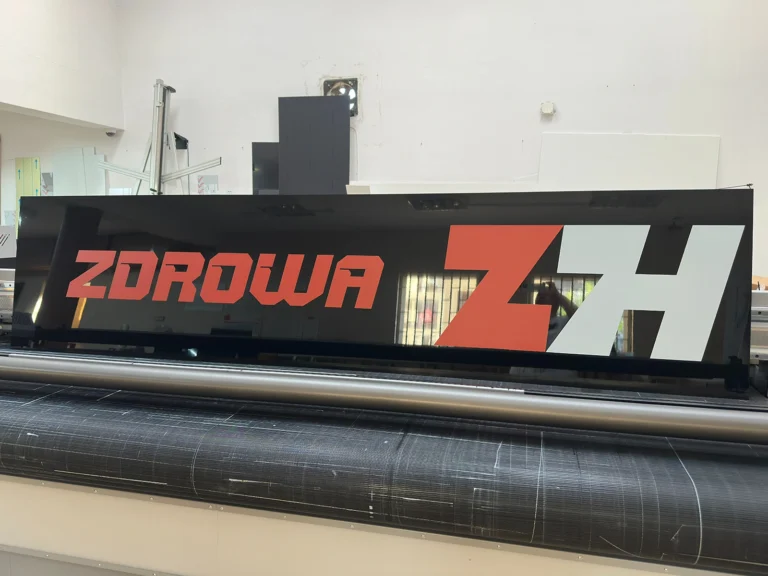 Zdrowa ZH – logotyp firmy, tablice i szyldy reklamowe