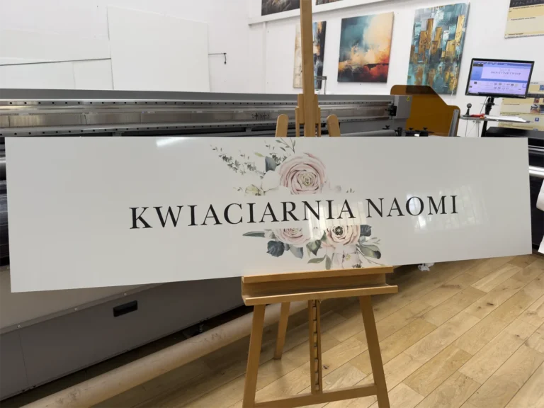 Kwiaciarnia Naomi – tablice i szyldy reklamowe z motywem kwiatów