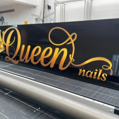 Queen Nails – złote litery, tablice i szyldy reklamowe
