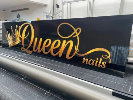 Queen Nails – złote litery, tablice i szyldy reklamowe