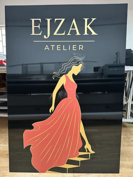 Ejzak Atelier – kobieta w sukni, tablice i szyldy reklamowe