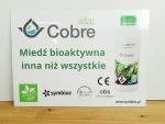 Tablica na białym Dibondzie z nadrukiem produktu rolniczego i oznaczeniami certyfikatów