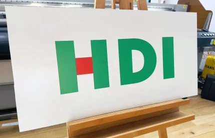 Tablica na stojaku z zielono-czerwonym logo na białym tle