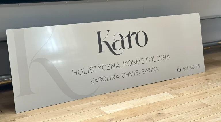 Minimalistyczny szyld z nazwą salonu kosmetycznego, estetyczny nadruk na białej płycie