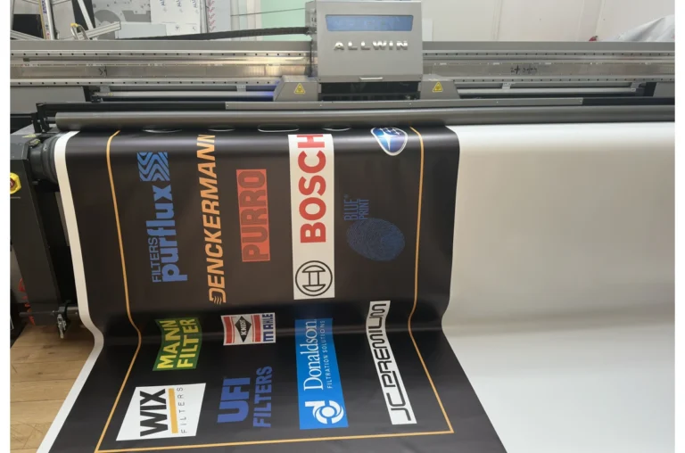 Baner z logo filtrów samochodowych drukowany w technologii UV