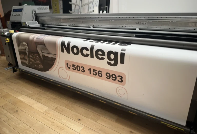 Baner noclegowy z numerem telefonu wykonany drukiem UV