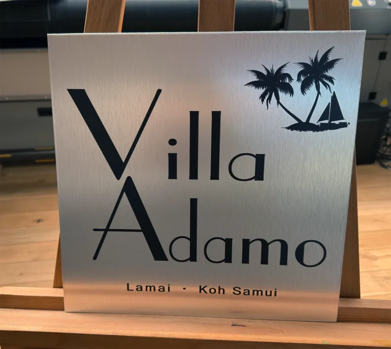 Tabliczka reklamowa z szczotkowanego srebrnego dibondu z napisem „Villa Adamo”