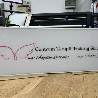 Centrum Terapii Podaruj Skrzydła – logo z motywem skrzydeł, tablice i szyldy reklamowe