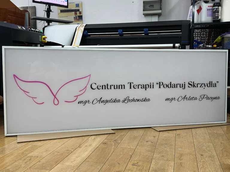 Centrum Terapii Podaruj Skrzydła – logo z motywem skrzydeł, tablice i szyldy reklamowe