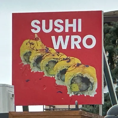 Szyld „Sushi WRO” na czerwonym tle – tablice i szyldy reklamowe
