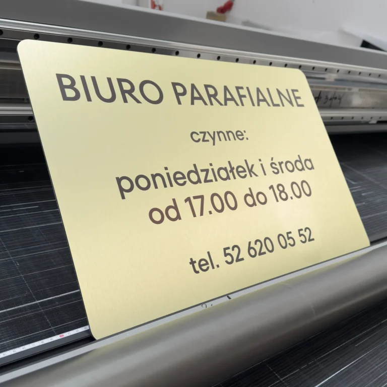 Szyld reklamowy UV na złotym dibondzie z nadrukiem tekstowym