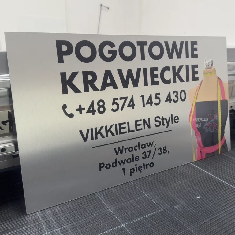 Szyld reklamowy UV na srebrnym dibondzie z nadrukiem informacyjnym