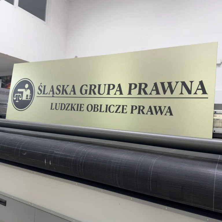 Reklamowy szyld UV na złotym dibondzie z nadrukiem graficznym