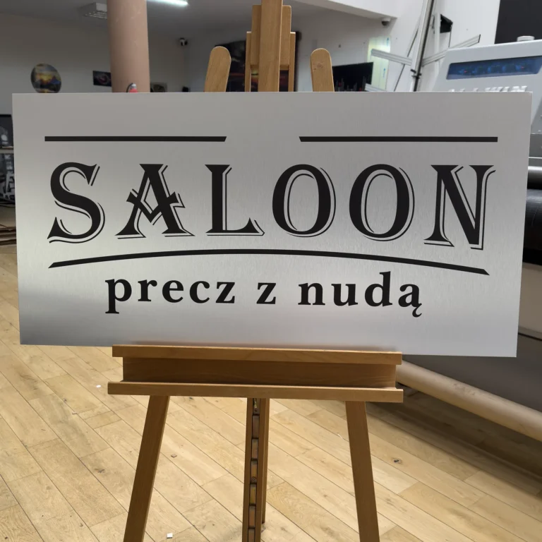 Reklamowy szyld UV na srebrnym dibondzie z czarnym nadrukiem