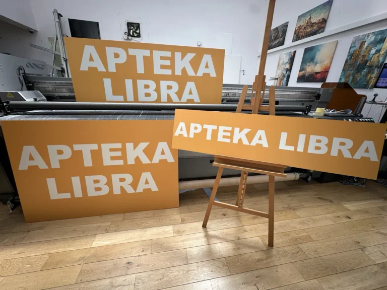 Szyld reklamowy kolorowy UV i tablica reklamowa z tekstem powtarzalnym