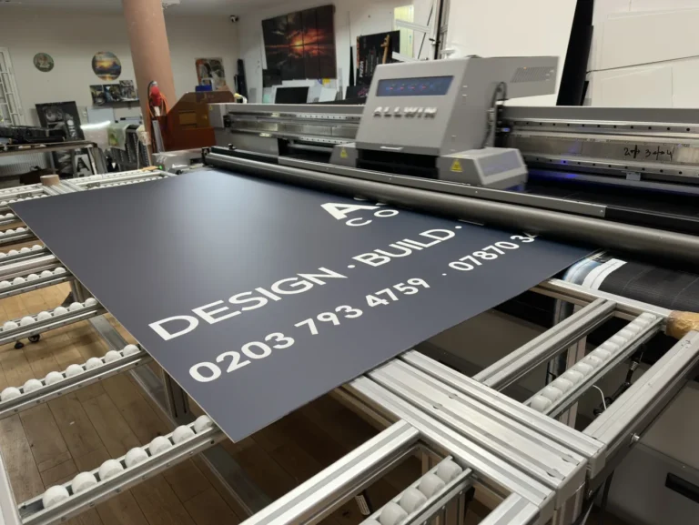 Wielkoformatowy druk UV na płycie – produkcja szyldu reklamowego w drukarni PrintMercial