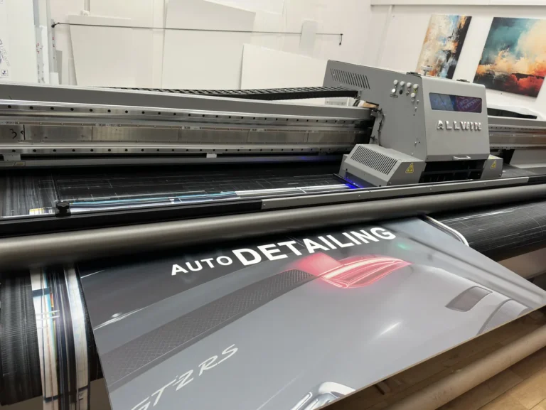 Druk UV wielkoformatowy tablicy reklamowej z grafiką dla branży auto detailing