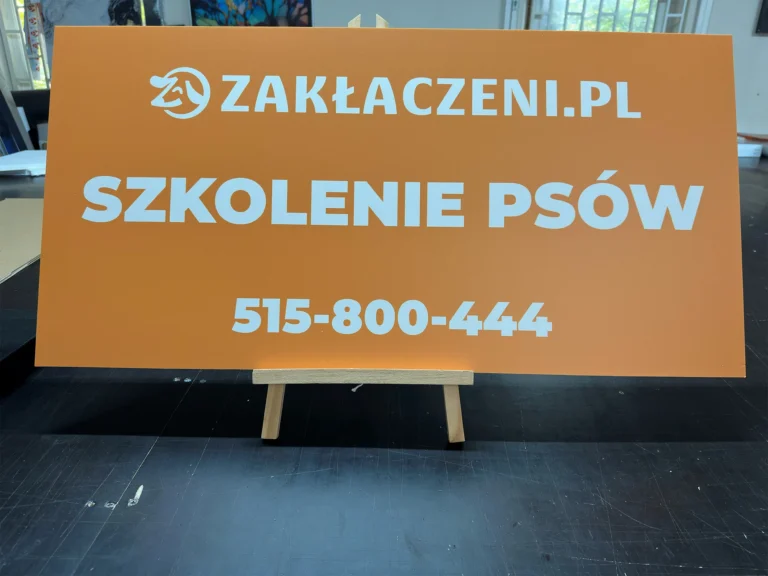 Szyld reklamowy z czytelnym napisem i numerem telefonu – druk UV wielkoformatowy na płycie