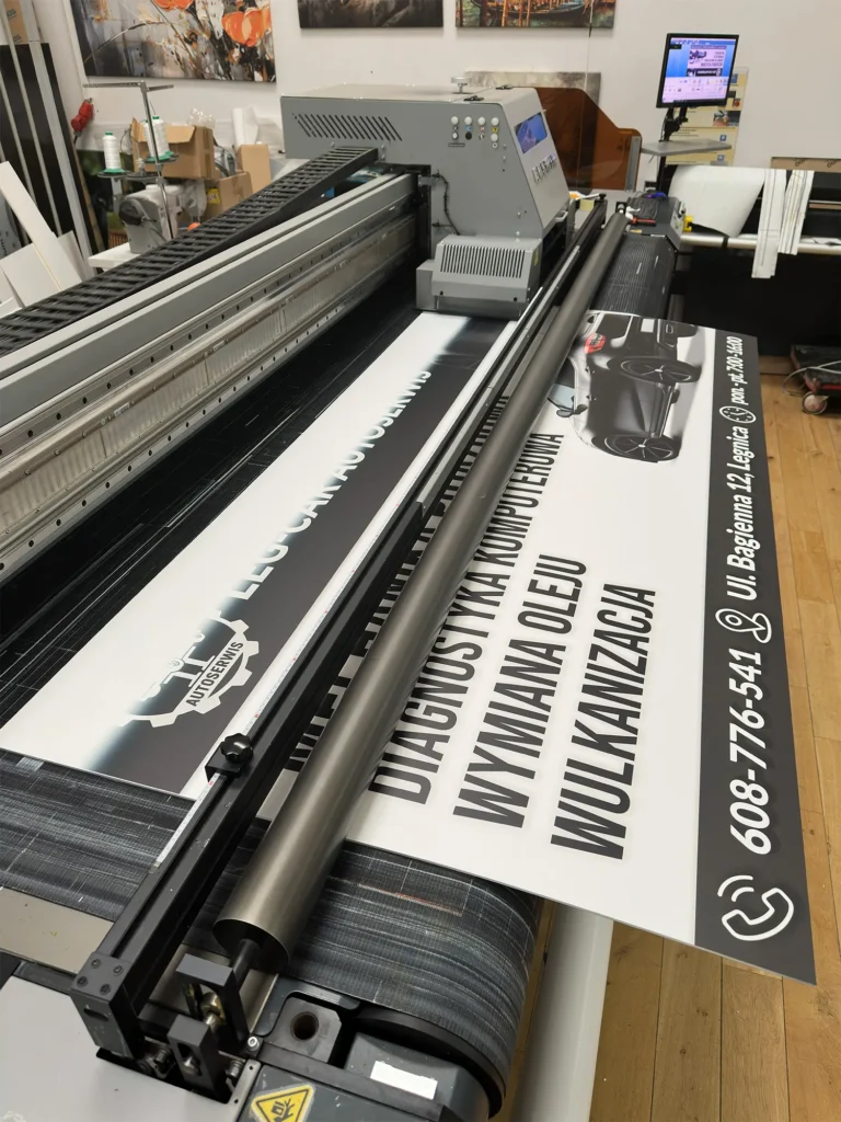 Druk UV wielkoformatowy długiego szyldu z ofertą usług – tablica reklamowa na płycie
