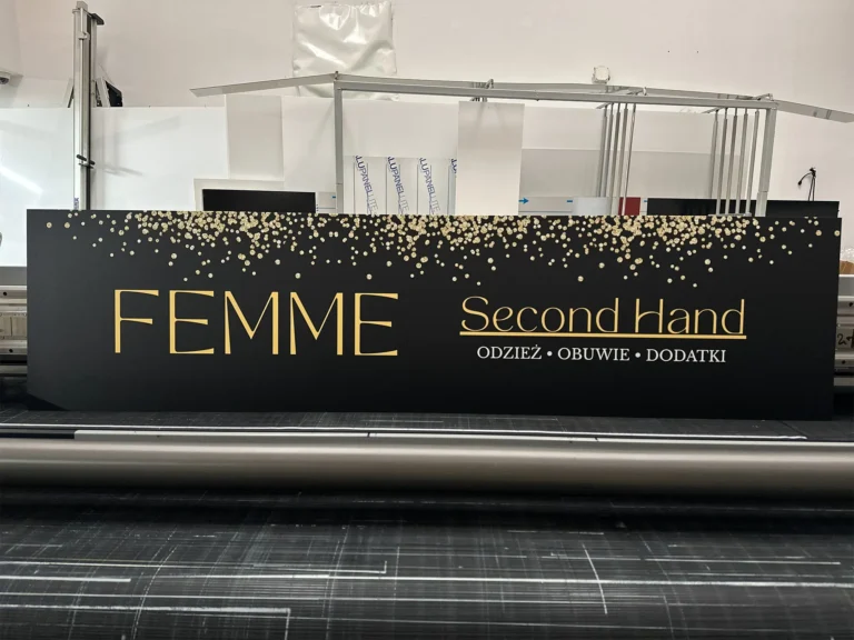Szyld reklamowy dla second handu – czarna tablica z elegancką typografią, nadruk UV