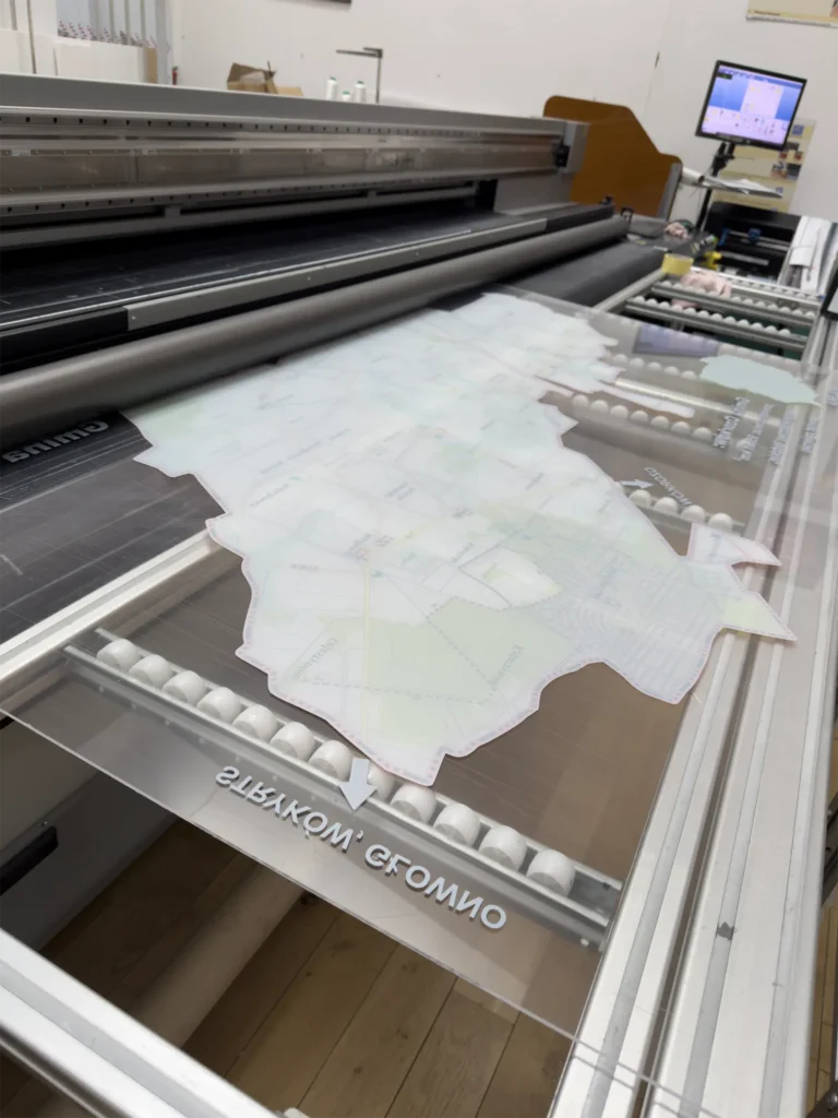 Obraz plexi mapa w trakcie druku UV