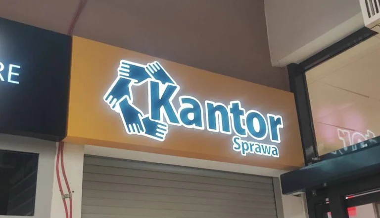 Zewnętrzny szyld reklamowy Kantor Sprawa z logo dłoni i białym podświetleniem