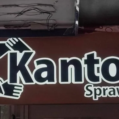 Podświetlany kaseton Kantor Sprawa w brązowym kolorze – szyld reklamowy z logo dłoni