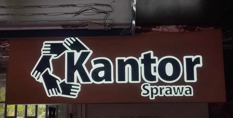 Podświetlany kaseton Kantor Sprawa w brązowym kolorze – szyld reklamowy z logo dłoni