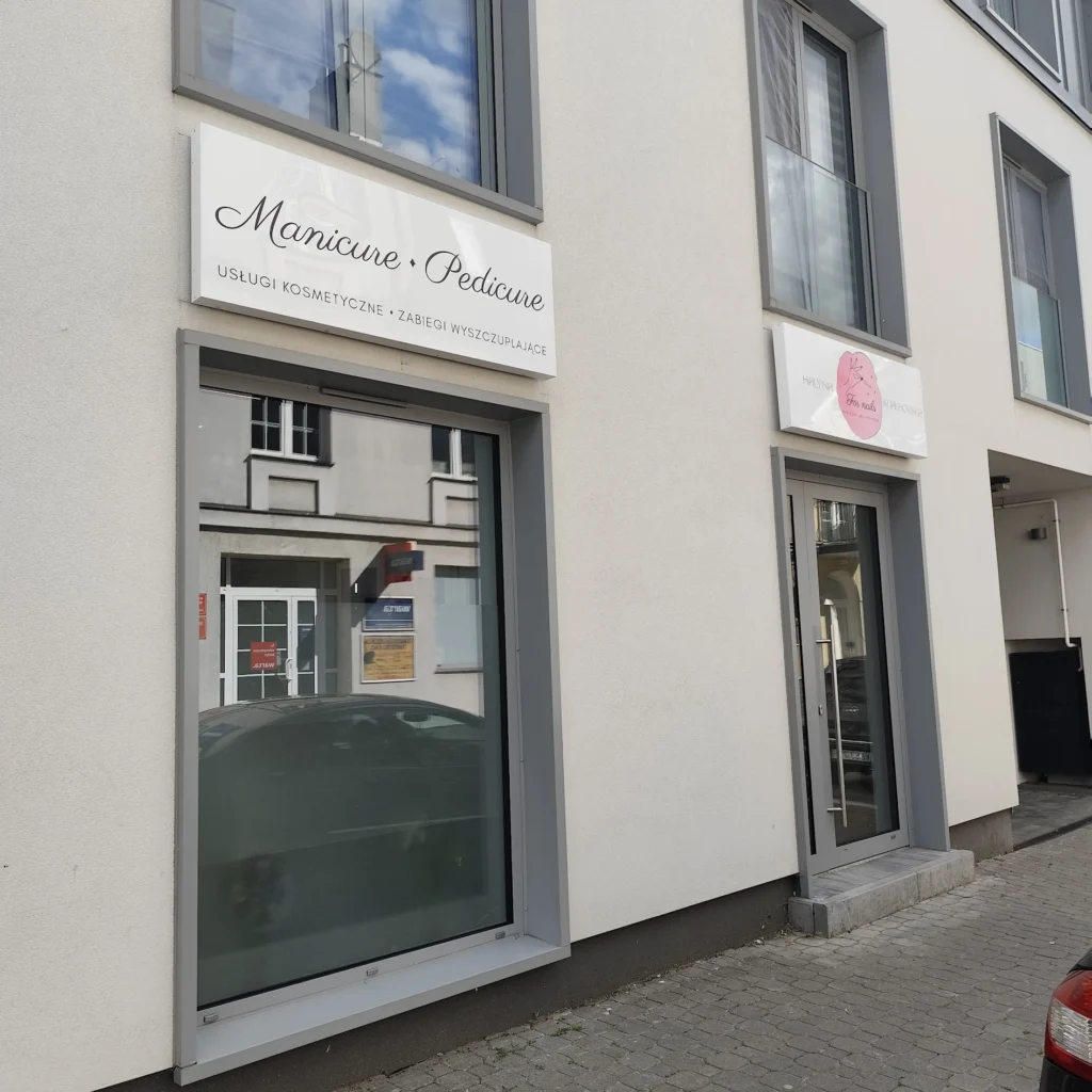 Gotowy kaseton z białego Dibondu na elewacji – Manicure, Pedicure