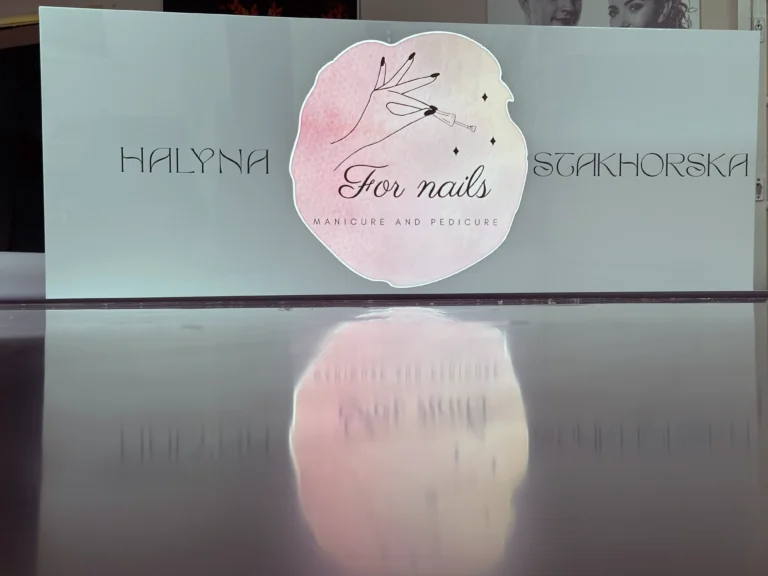 Biały kaseton podświetlane logo „For nails” w centrum