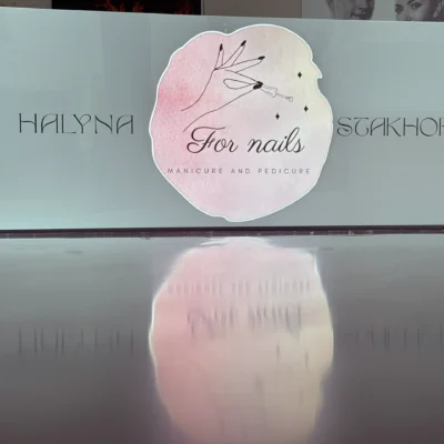 Biały kaseton podświetlane logo „For nails” w centrum
