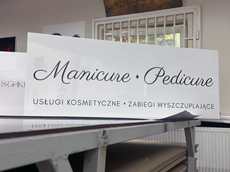 Biały kaseton dla salonu – napis „Manicure • Pedicure”