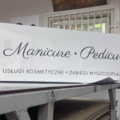 Biały kaseton dla salonu – napis „Manicure • Pedicure”